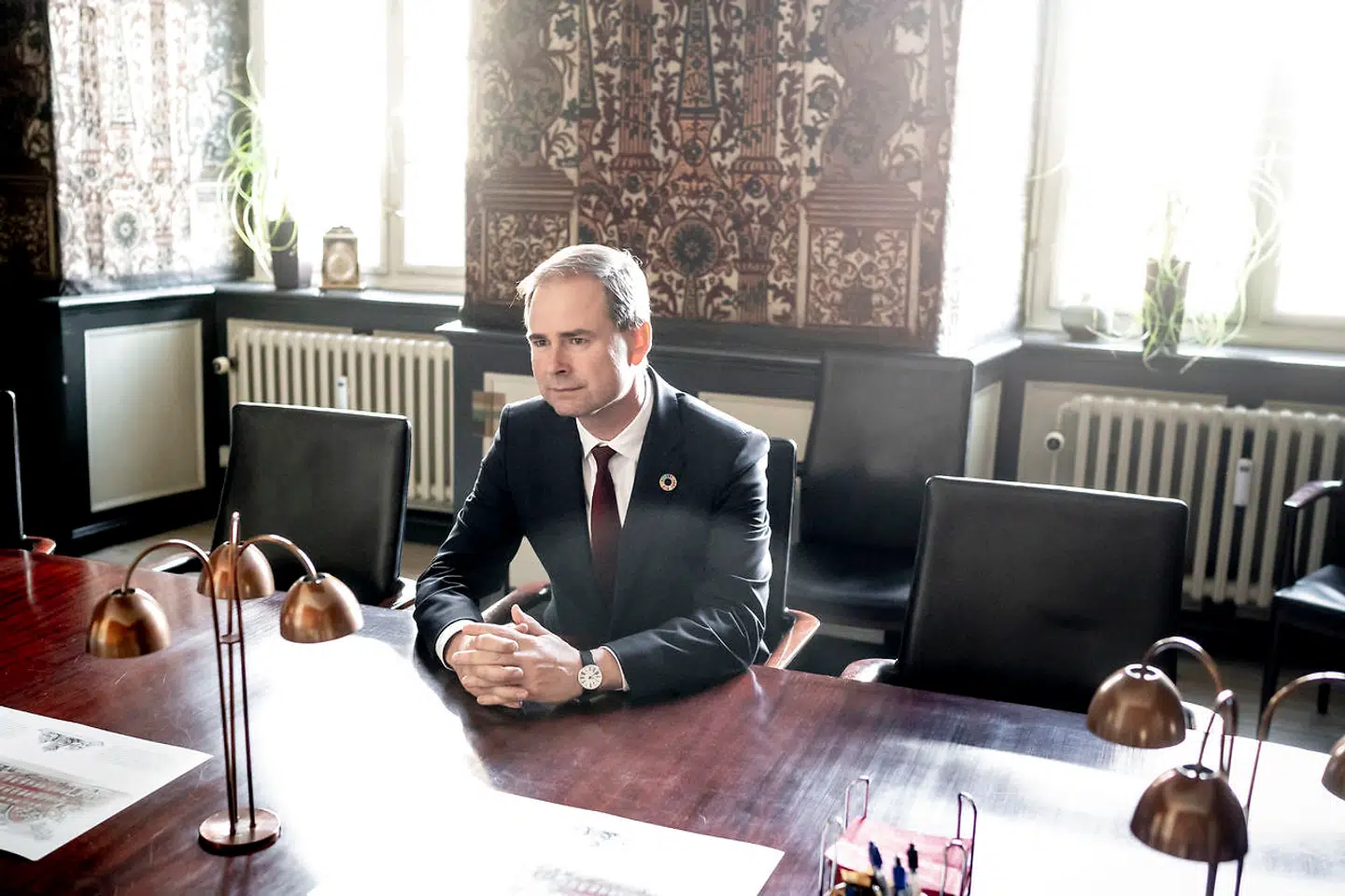 Finansminister Nicolai Wammen tager imod i det berømte Struensee-værelse, hvor en række af de vigtigste møder i dansk politik er blevet afholdt gennem tiden. Det er også her, at finansministeren afvikler nogle af sine mest afgørende forhandlinger.