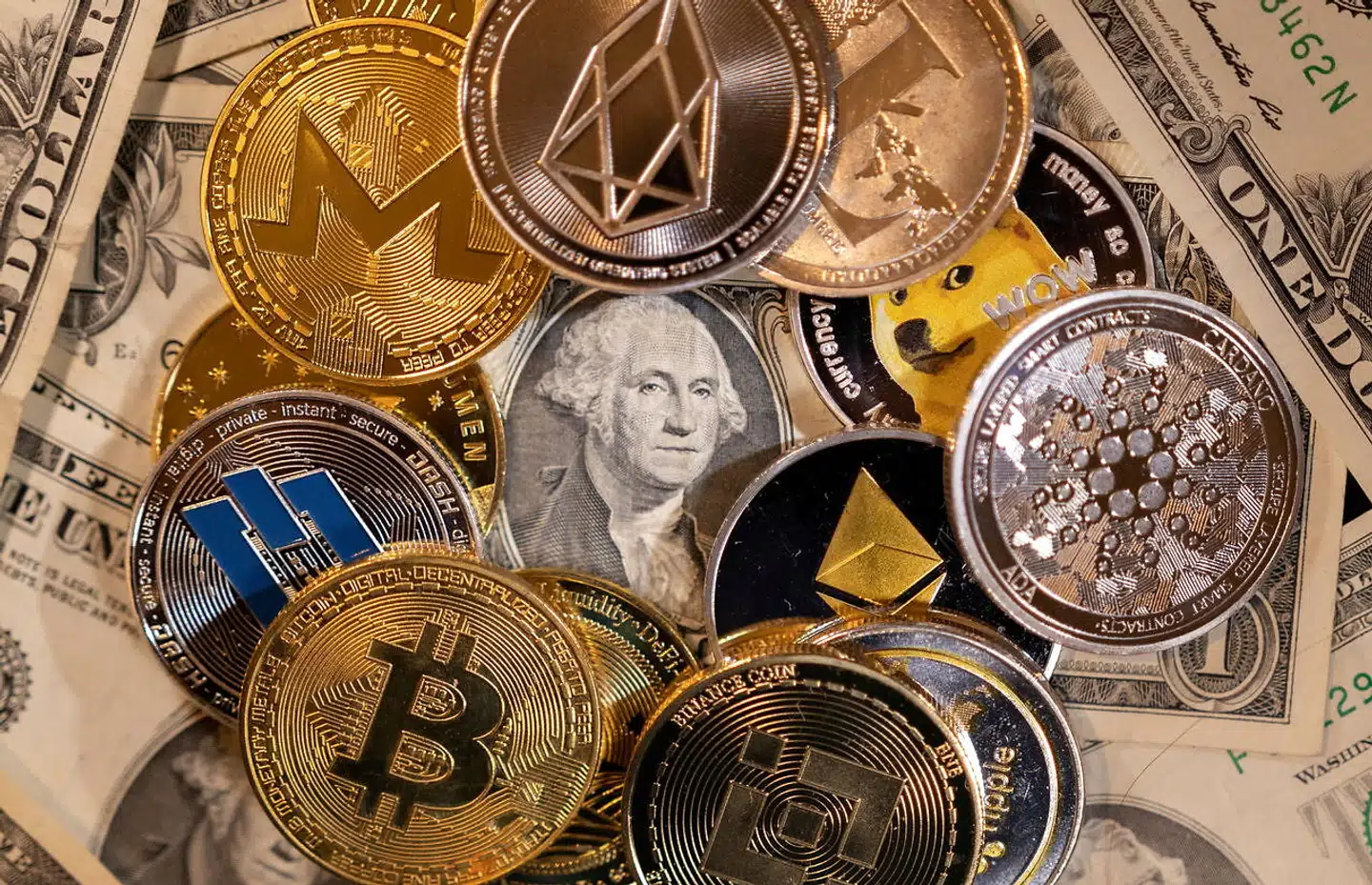 Såkaldte stablecoins – mere stabile kryptovalutaer – skal understøtte hele det globale kryptomarked og er en vigtig markedsmekanisme. I mandags brød den tredjestørste stablecoin sammen og har siden fået kryptovalutakurserne til at dykke.