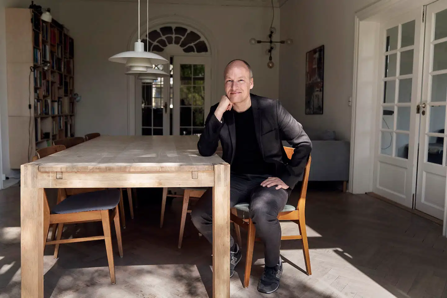 Pelle Dragsted, Enhedslistens chefideolog og rådmand på Frederiksberg, ved spisebordet i kollektivet: »Jo mere magt og indflydelse, man har, jo mere kritik må man finde sig i.«