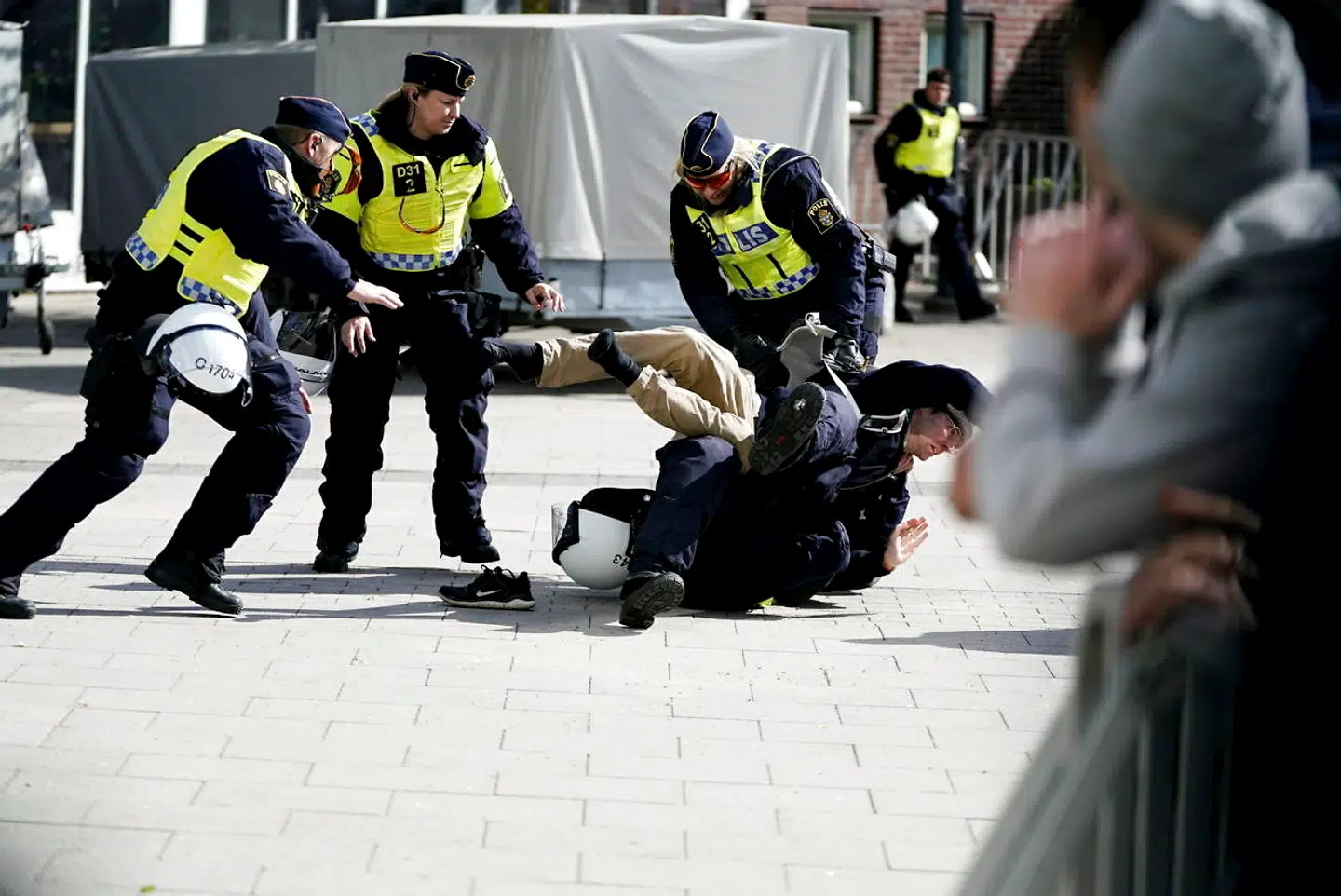 Politiet stoppede en person, som forsøgte at hoppe over indhegningen på Frölunda torg i Göteborg.