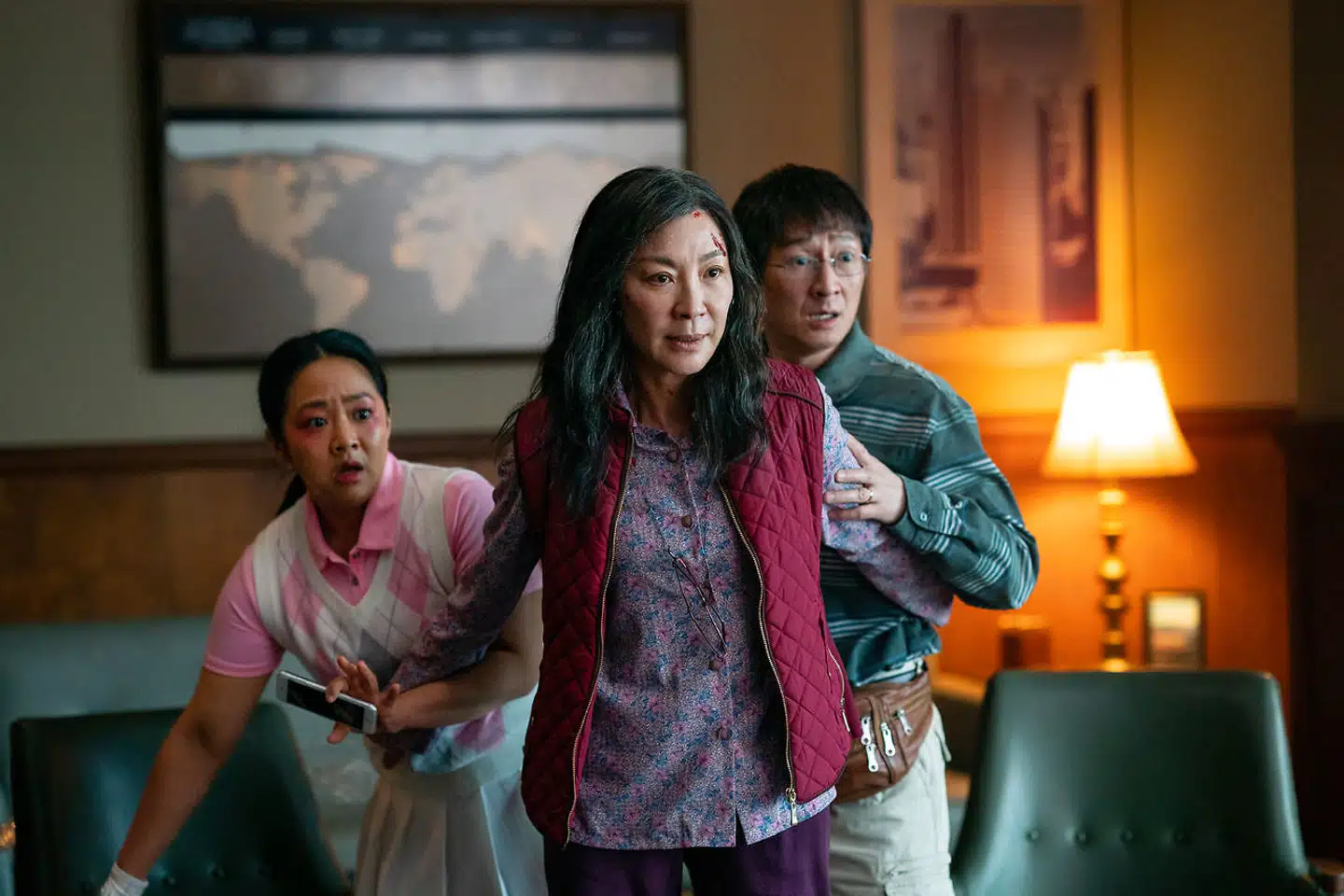 Michelle Yeoh spiller alle sine roller med stor overbevisning, men det er godt nok svært at engagere sig i skidtet.
