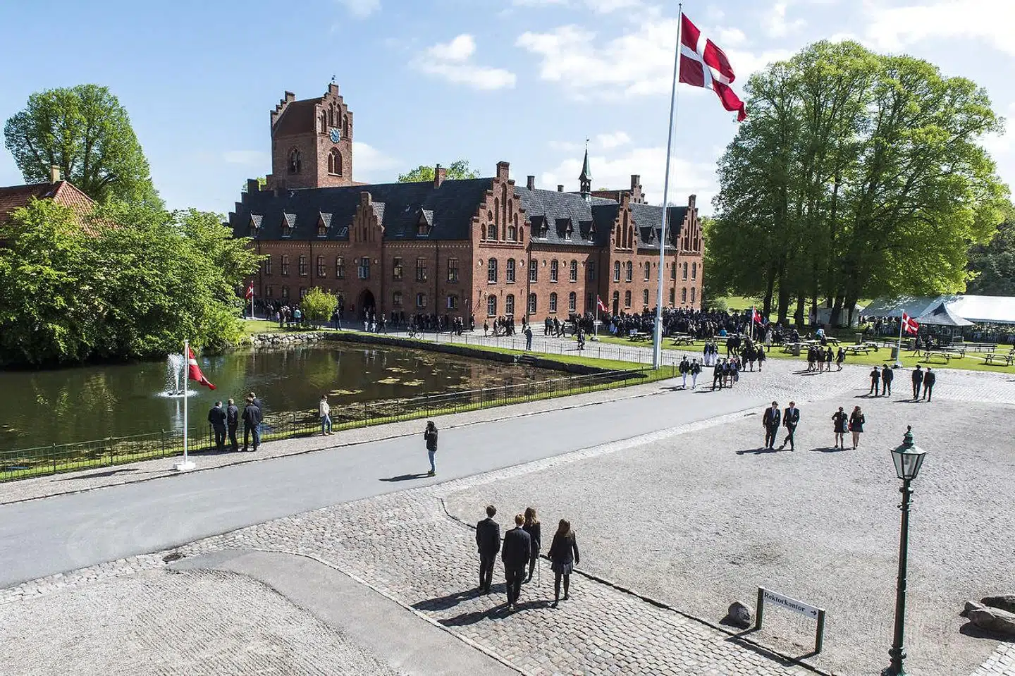 »Det er derfor, at den ikke går længere på Herlufsholm (...) Vi befinder os i en strømning, der kalder på medmenneskelighed, mental bæredygtighed og forbundethed, og hvor alfahannens idealer og værdier hastigt udskiftes,« skriver Lisbeth Odgaard Damm.