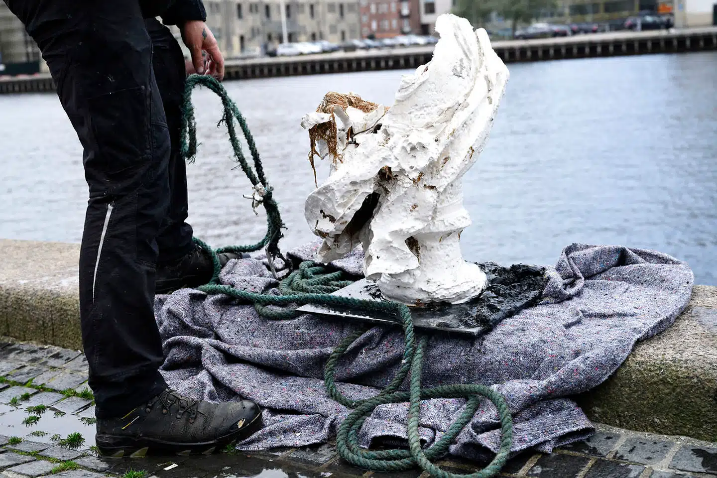 Fredag morgen 6. nov. 2020 kom det frem at en anonym aktivistgruppe havde smidt statuen af Frederik V. i havnen. Busten af Frederik V stod inden på Kunstakademiets Billedkunstskole. (Foto: Philip Davali/Ritzau Scanpix)