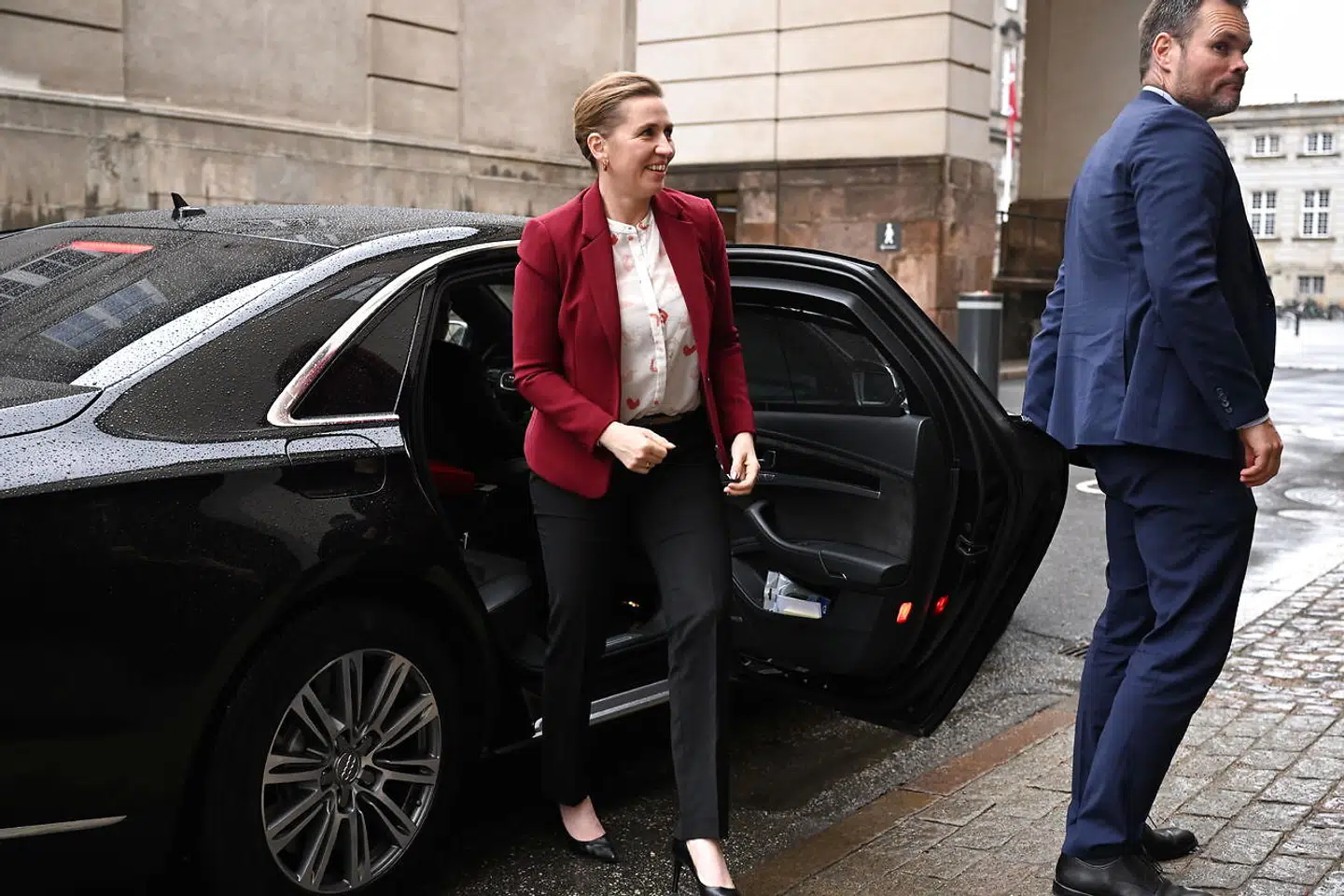 Mette Frederiksen ankommer til DRs partilederdebat om folkeafstemningen om forsvarsforbeholdet på Krigsmuseet i København, onsdag den 11. maj 2022.