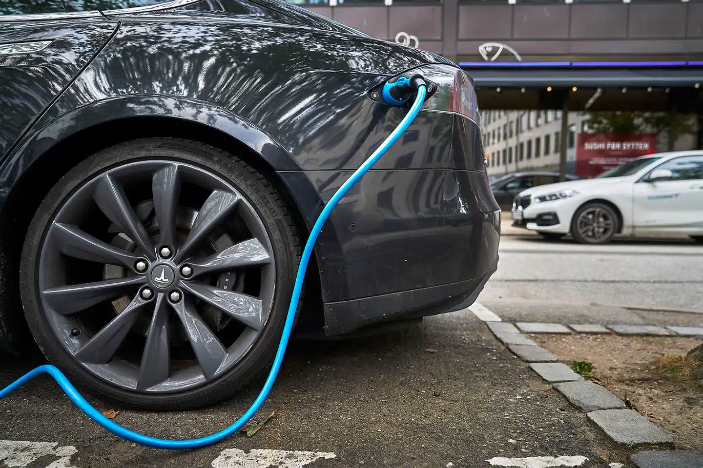 Mange danskere er blevet lidt mere betænkelig ved at købe en elbil. Det viser ny undersøgelse. Usikkerhed og stigende elpriser er en del af årsagen, mener forbrugerøkonom. Men hun mener også, at der er en anden årsag.