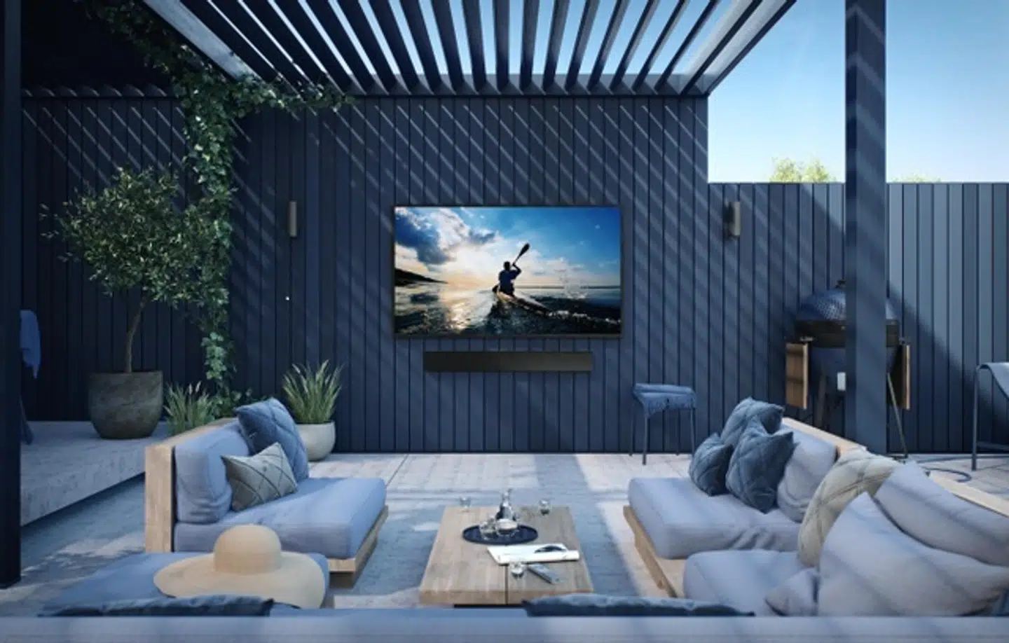 Slå dig ned i havemøblerne og nyd en god film på terassen med Samsungs udendørs-tv The Terrace.