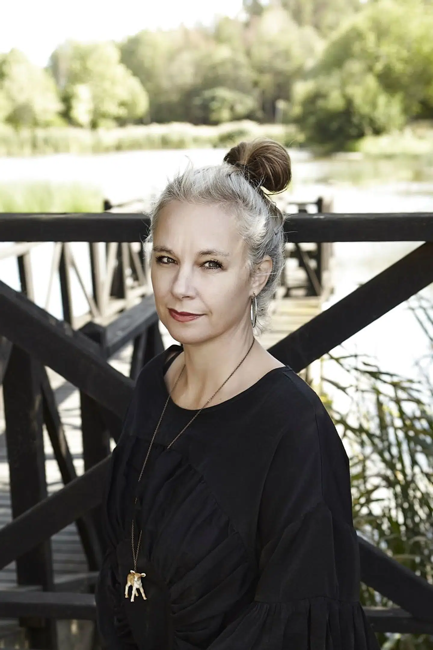 Der skal ikke være tvivl om, Sara Stridsberg (f. 1972) er en elegant fortæller med sit poetiske sprogbrug. Novellesamlingen 'Hunter fra Huskvarna' er ingen undtagelse. Enkelte steder i hendes skrift bliver teksten dog indhyllet i en tyk tåge af gådefuldhed, som kan være en anelse svær at blive klog på.