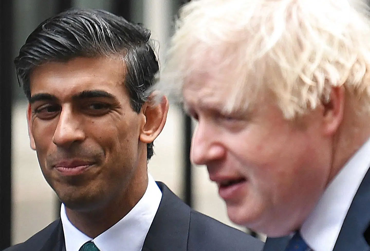 Boris Johnson sammen med sin finansminister Rishi Sunak. Finansministeren blev set som en udfordrer til Johnson som leder af Det Konservative Parti, men han er belastet af, at han ligesom premierministeren har modtaget en bøde af politiet for brud på coronareglerne.