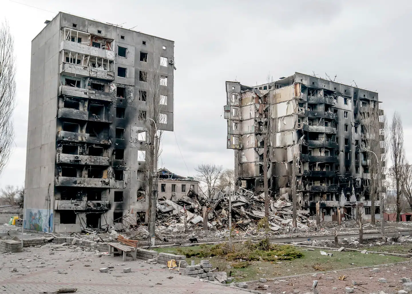 »Selvom danske våben er lovlige mål, når de kommer ind i Ukraine, er det ikke lovligt at angribe dem i Danmark eller under transit til Ukraine,« skriver Kevin Jon Heller og Lena Trabucco. Her foto fra Borodyanka 50 kilometer nordøst for Kyiv.