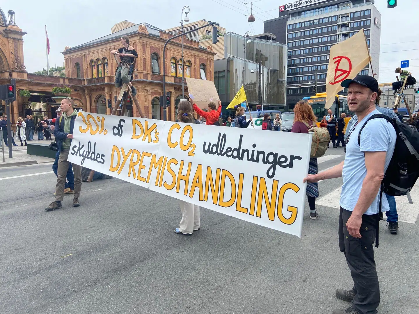 Demonstrationen foran Axelborg finder sted som en del af en uges langt »oprør« for klimaet.