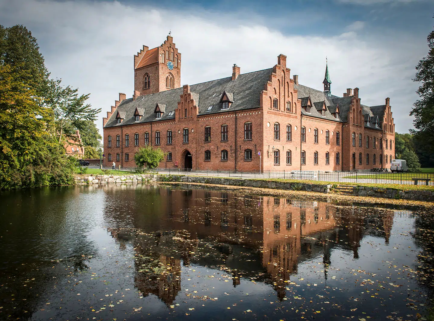 Prins Christian er elev på kostskolen, hvor han går i gymnasiet. Prinsesse Isabella skal efter sommerferien starte i 9. klasse på Herlufsholm. Kongehuset meldte torsdag aften ud, at Kronprinsparret som forældre forventer, at »skolen effektivt sikrer en kultur, hvor alle er trygge og en del af fællesskabet«.