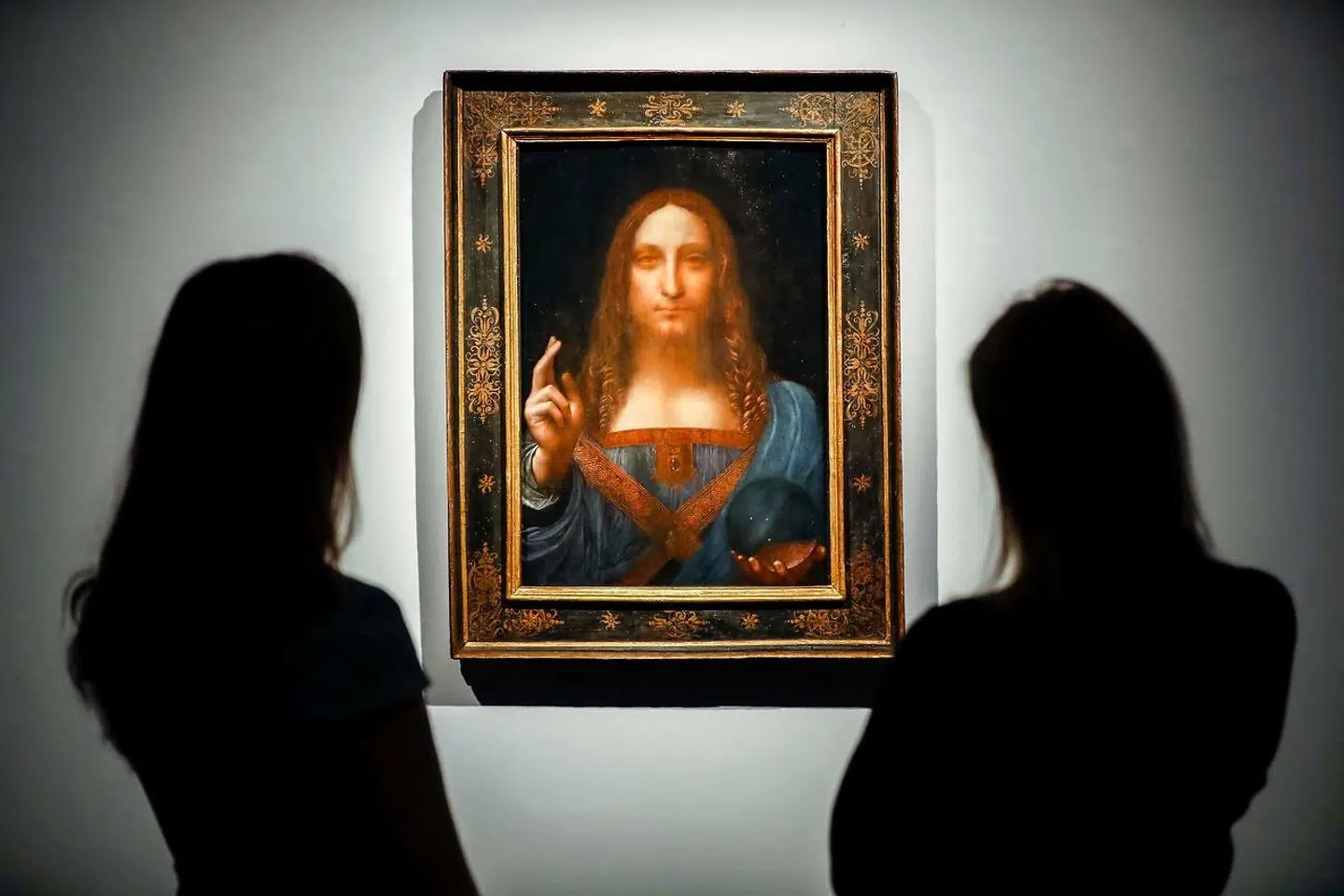 »Salvator Mundi« af Leonardo da Vinci blev i 2017 solgt som det dyreste kunstværk nogensinde. Det har siden været omgivet af en del mystik, da flere kritikere har sat spørgsmålstegn ved, om værket overhovedet er malet af den italienske renæssancekunstner.