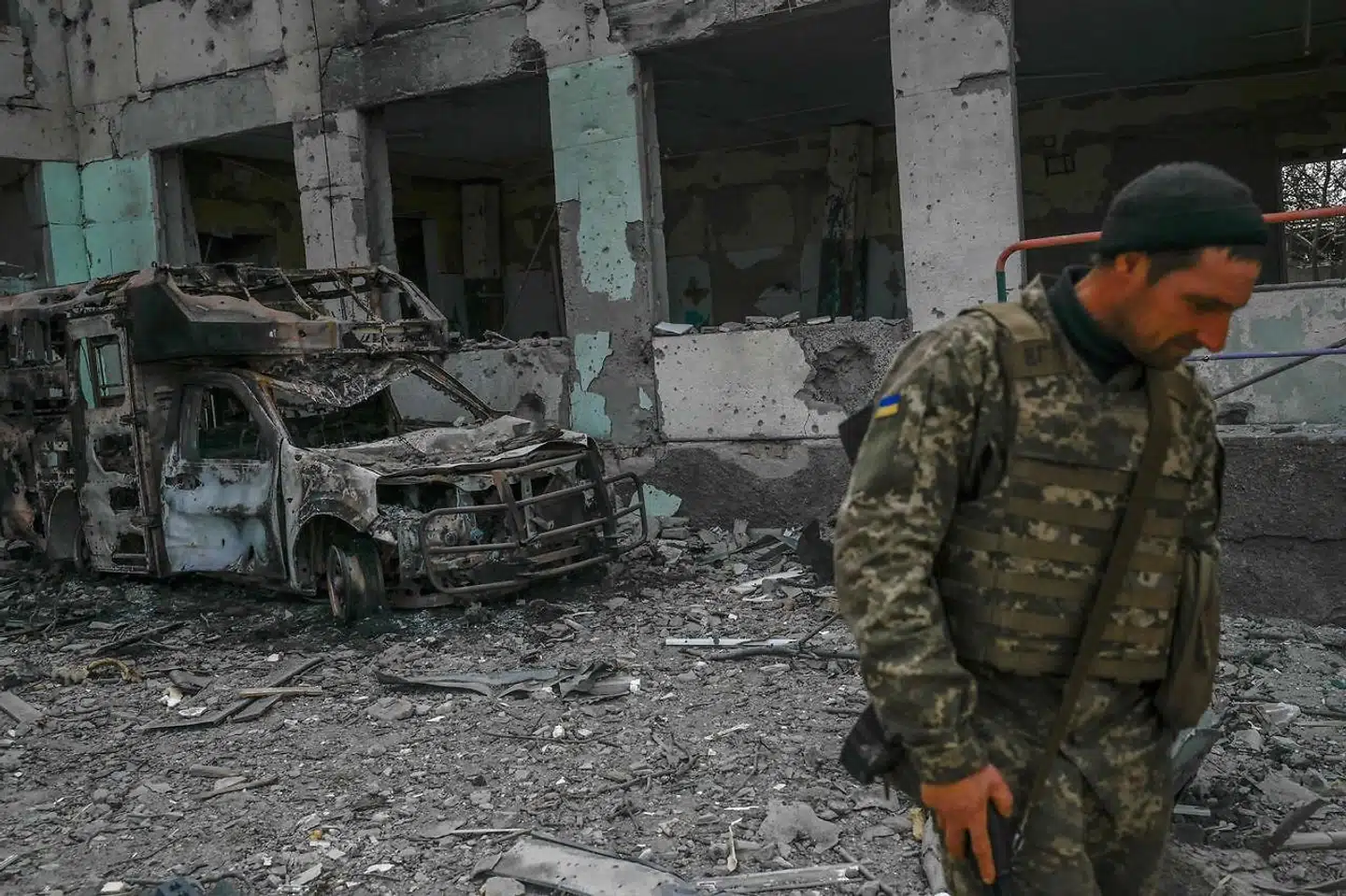 En ukrainsk soldat ved siden af en skole, der er blevet ødelagt af et russisk missil mellem Kherson og Mykolajiv.