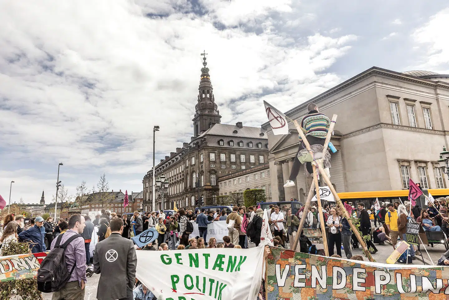 Her ses demonstranter foran Christiansborg ved aktionen i fredags. Demonstranter fra Extinction Rebellion blokerede alle broer til og fra Slotsholmen.