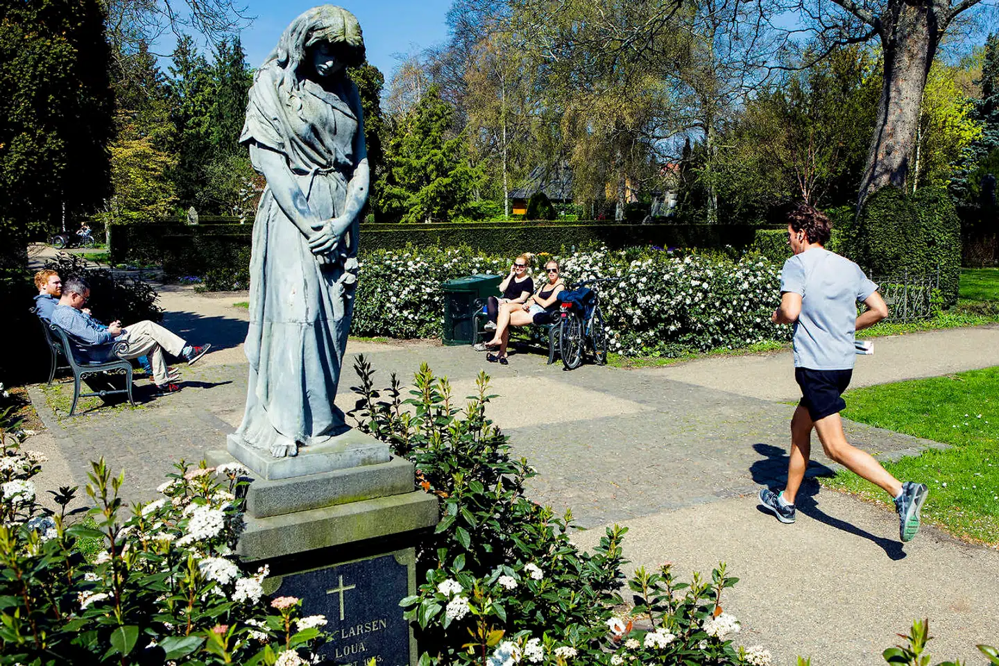 På Assistens Kirkegård i København står Peter von Scholtens gravmonument og en dertilhørende mindeplade, der vækker forargelse i Enhedslisten. Partiet har ønsket mindepladen fjernet, men forvaltningen siger nej. Gravstedet på billedet er ikke det omtalte.
