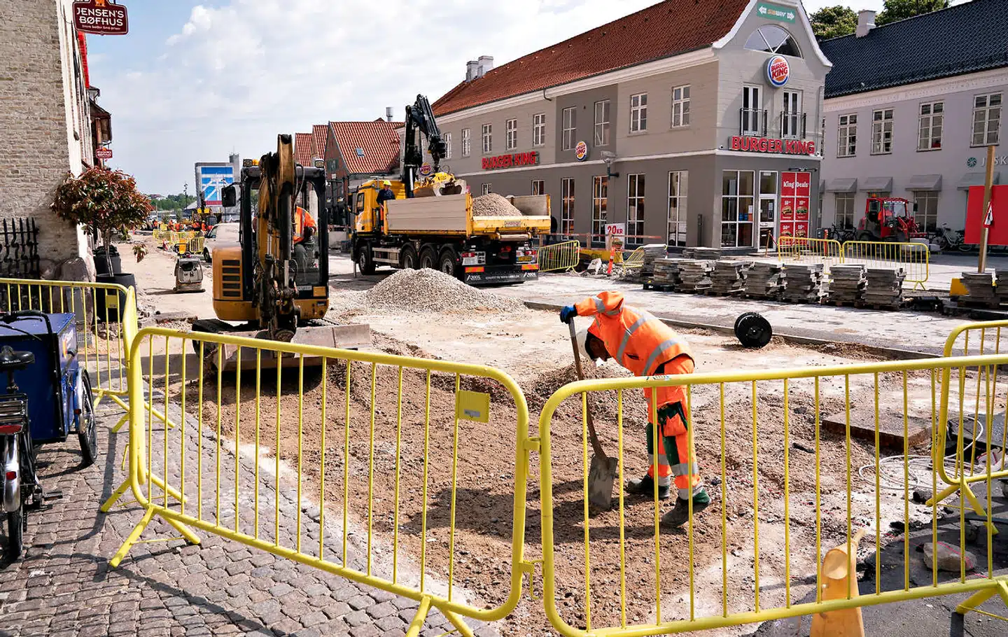 Den liberale tænketank CEPOS har en klar betænkelighed ved, at regeringen vil finansiere den store hjælpepakke til danskerne ved at skære i de offentlige investeringer. Måske dækker den ny finansiering over, at regeringen har indset, at den slet ikke kan nå at sætte gang i lige så mange offentlige investeringer som planlagt. Det fremhæver cheføkonom i CEPOS Mads Lundby Hansen.