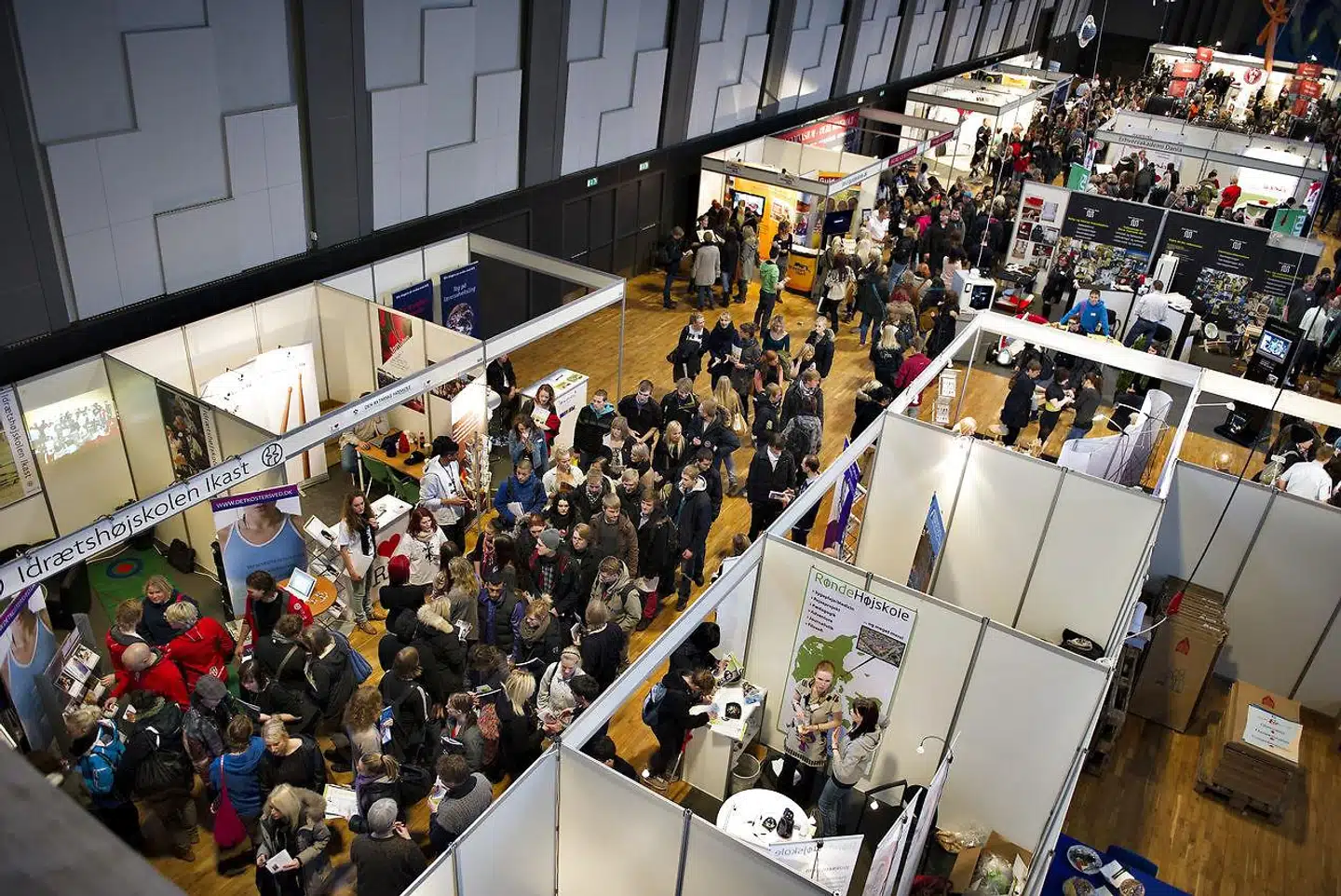 »Vi ser ind i et fremtidigt arbejdsmarked med et overskud af ufaglært arbejdskraft og unge uden uddannelse, der risikerer at blive efterladt på perronen. Et overskud af ufaglærte er en rendyrket ulighedsgenerator, fordi de i den situation vil opleve et arbejdsmarked med pres på lønnen og højere ledighed,« skriver Lars Andersen.