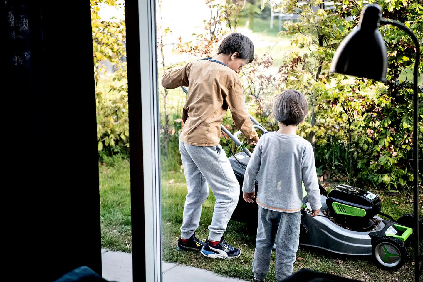 Det er to måneder siden, at drengene Maksym på tolv og Kostiatyn på otte flygtede til Danmark sammen med deres mor, mens deres faster og danske onkel er rejst til Danmark fra Cypern med deres tre-årige fætter for at støtte dem. Dengang troede familien, at de bare skulle være væk en uge eller to. Efter to måneder i Danmark venter drengene stadig på at komme i skole. Her er Maksym og hans fætter ved at slå græsplænen i deres midlertidige hjem.