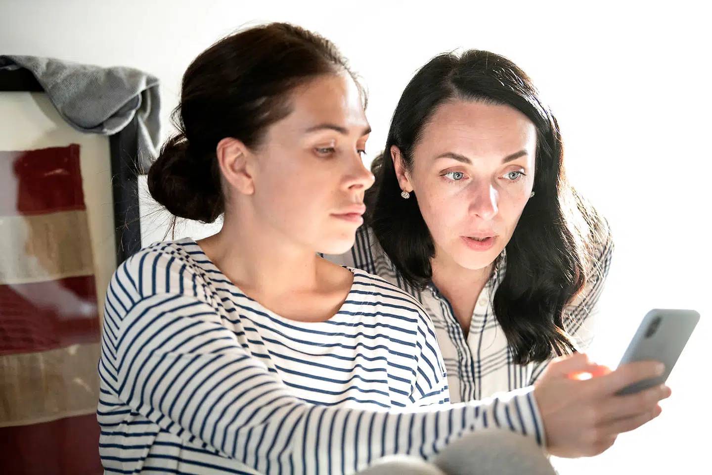 Tetyana Smith (tv.) er Anastasiia Haraievskas (th.) svigerinde. Hun bor til daglig på Cypern med sin danske mand, Erik Smith, og deres søn på tre, men er rejst til København for at hjælpe Anastasiia. Oprindelig var det meningen, at de blot skulle være nogle får uger i København. Men nu har de været her i godt to måneder, og hun tager sig af sine to nevøer i dagtimerne, mens deres mor er på arbejde.