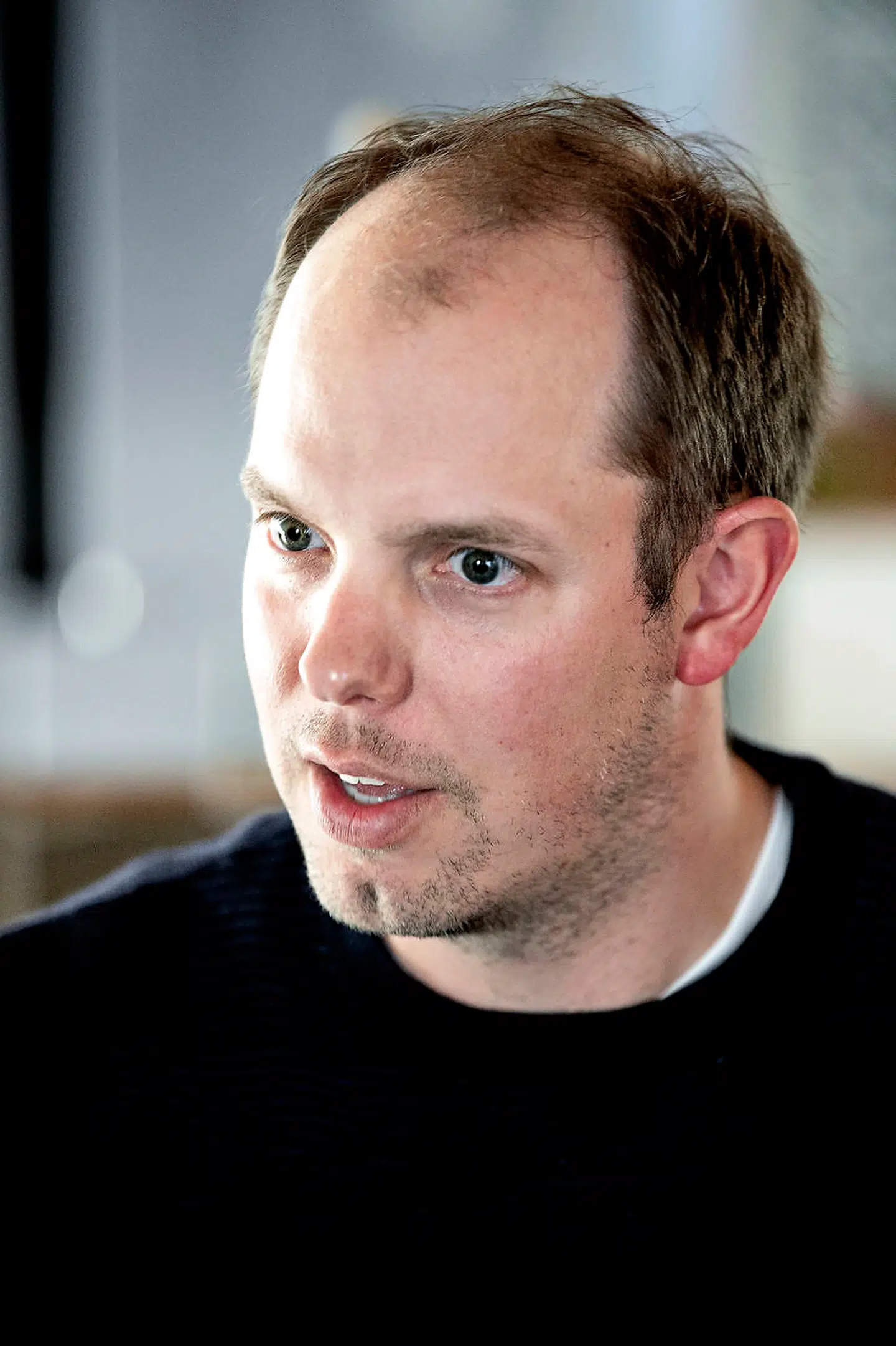 Erik Smith, hvis svigerinde er havnet i et bureaukratisk limbo i Københavns Kommune, understreger, at han og hans familie kun har mødt velvilje og venlighed hos de ansatte på kommunen og i lokalsamfundet på Amager. Men han er rystet over det bureaukrati og det kaos, der hersker i Københavns Kommune, når det gælder modtagelsen af ukrainske flygtninge. Han er især bekymret for de familier, der ikke har netværk og ressourcer i Danmark.