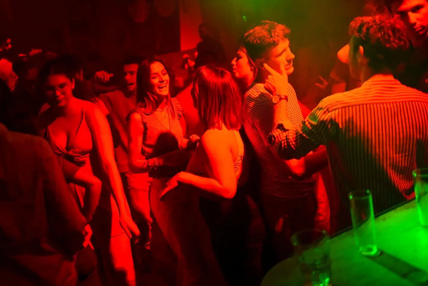 Glade unge i byen, da franske diskoteker i juli sidste år igen fik lov til at holde åbent efter den langvarige nedlukning på grund af covid-19. Nu hærger en ny »epidemi« det hårdt prøvede natteliv.