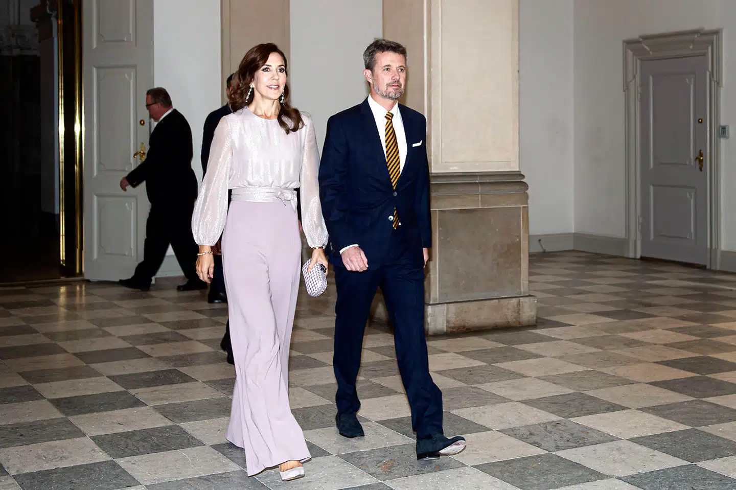 Kronprinsparret har snart to børn, der bor på Herlufsholm Skole i Næstved. 16-årige prins Christian går i gymnasiet på skolen, og efter sommerferien er det planen, at hans lillesøster prinsesse Isabella starter i 9. klasse.