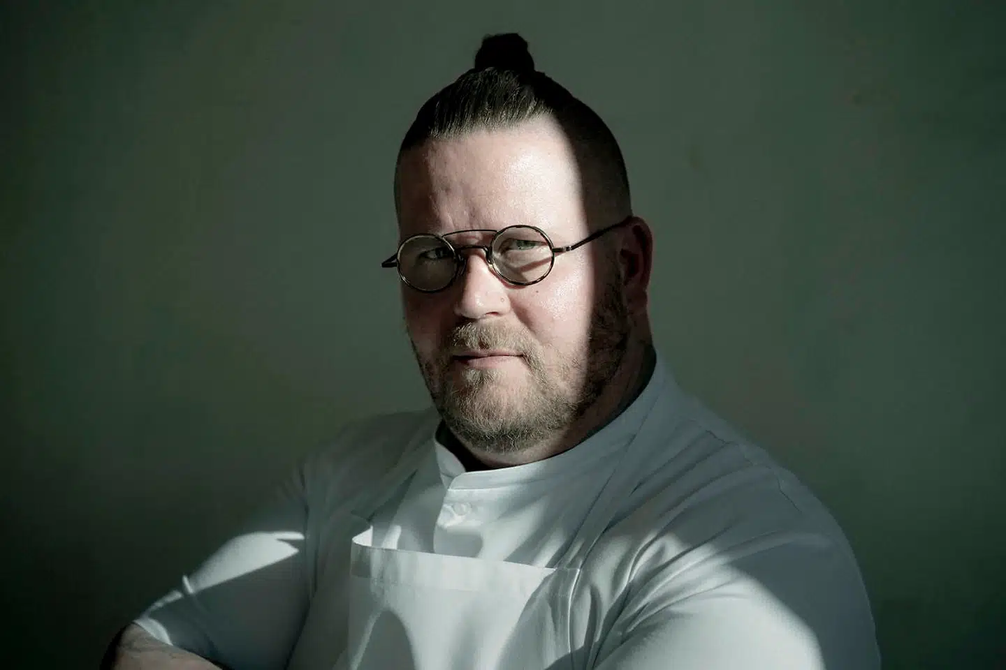 Portræt af Eric Vildgaard, som er vokset op i ghettokvarteret Tingbjerg og var så usyrlig som ung, at han blev smidt ud af ungdomsfængslet. I dag er den tidligere kriminelle kokain misbruger køkkenchef og ejer af den to stjernede michelinrestaurant Jordnær i Gentofte.
