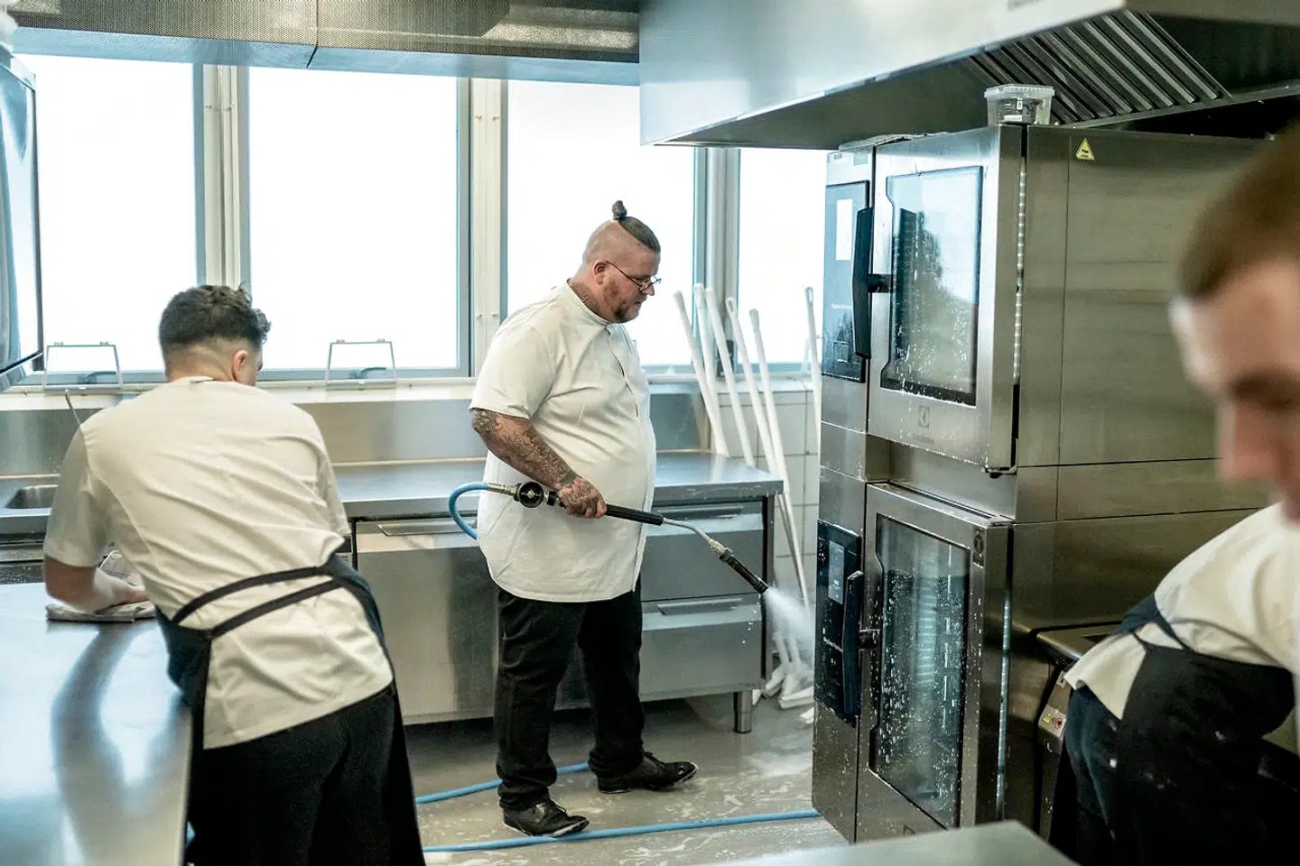 "Jeg har vasket gulvet hver eneste dag de sidste fem år, " fortæller Eric, mens et hav af kokke fører gulvskrubber og klude efter ham.