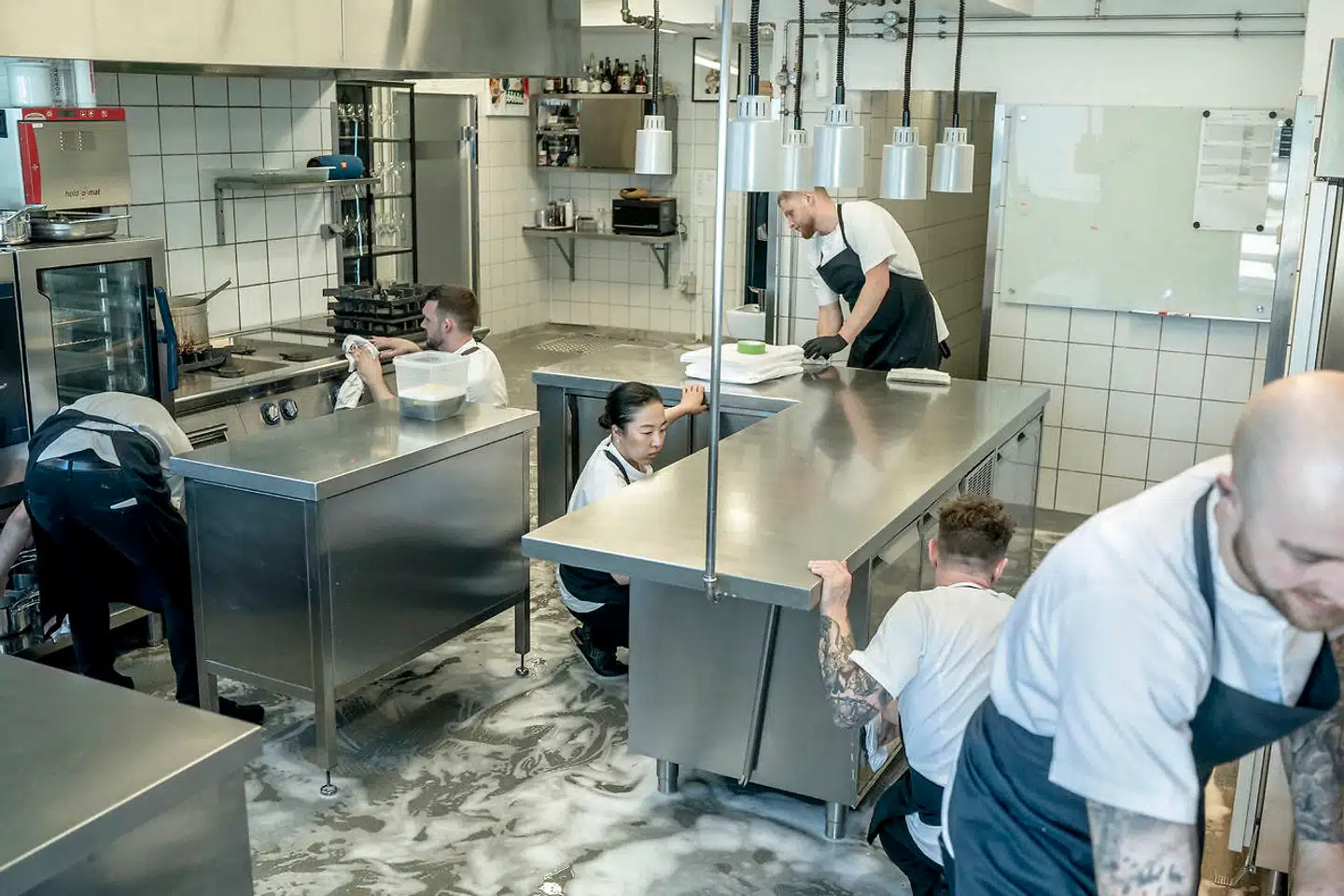 Hele køkkenet bliver vaskes grundigt ned inden service starter om en times tid.