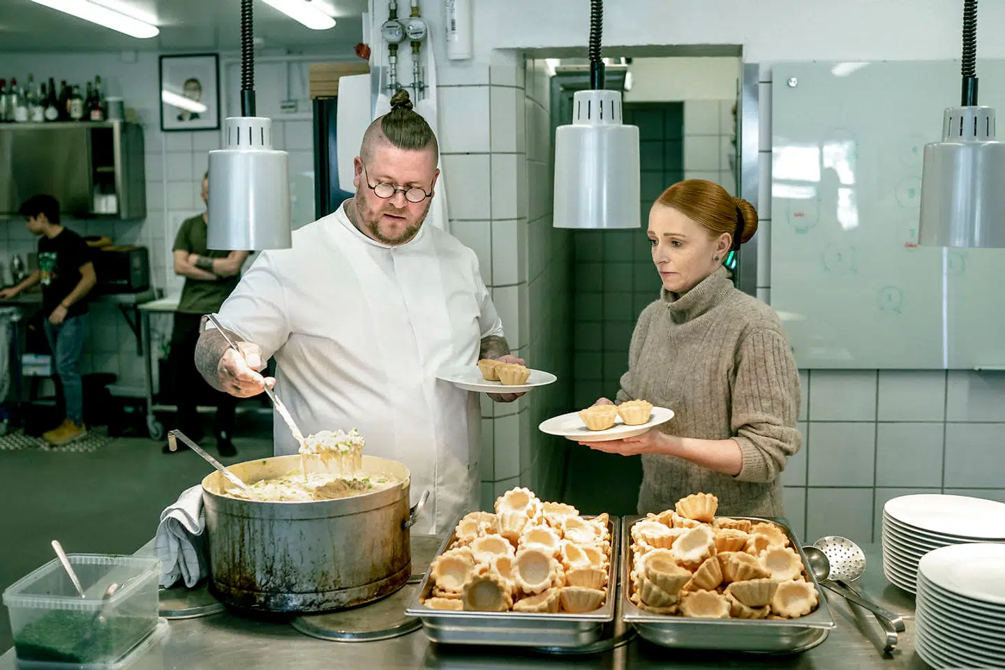 Klokken er rundet fire. Eric anretter dagens personalemad til Tina. Den står på tarteletter.