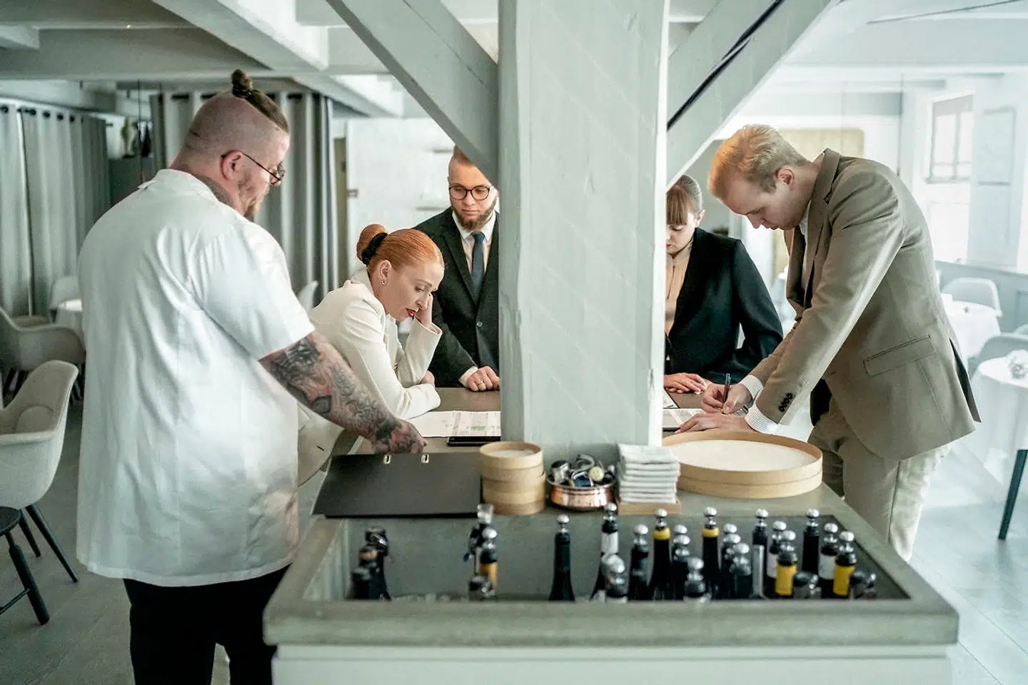 Eric med sin kone Tina og aftenens tre tjenere. Et sidste kig på aftenens reservationer gennemgåes. Snart kommer de første gæster.