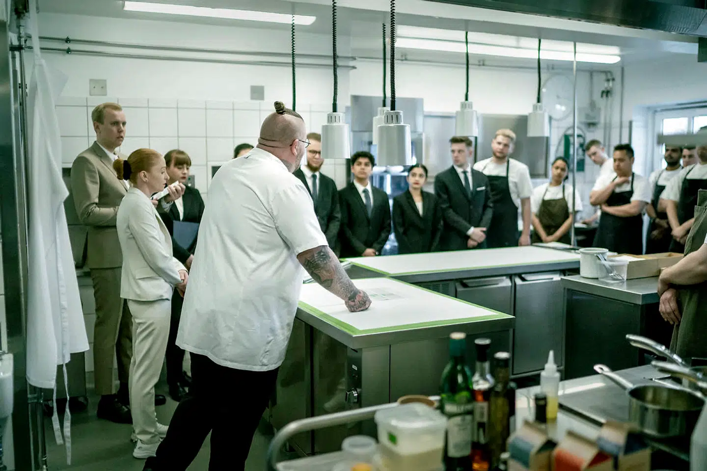 Hver aften inden service samler Eric alle medarbejdere i køkknet. Samtlige af aftenens borde gennemgåes. Hvem sidder hvor, hvem skal have særlig opmærksomhed og hvem tåler ikke hvad.