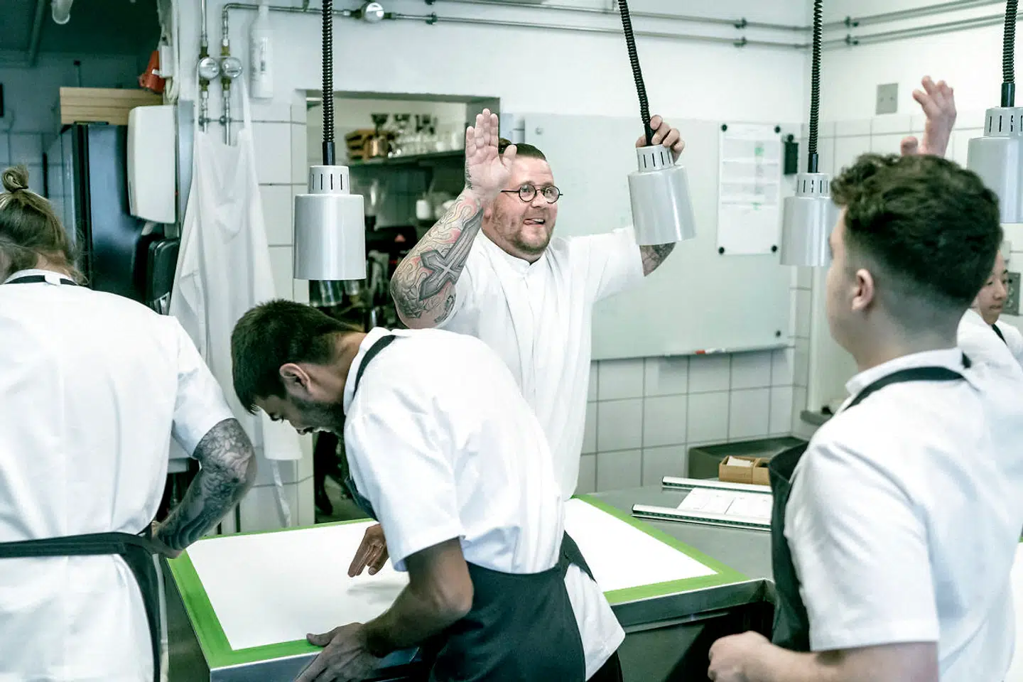 Efter briefing deles der high-fives ud til alle, inden service går i gang.