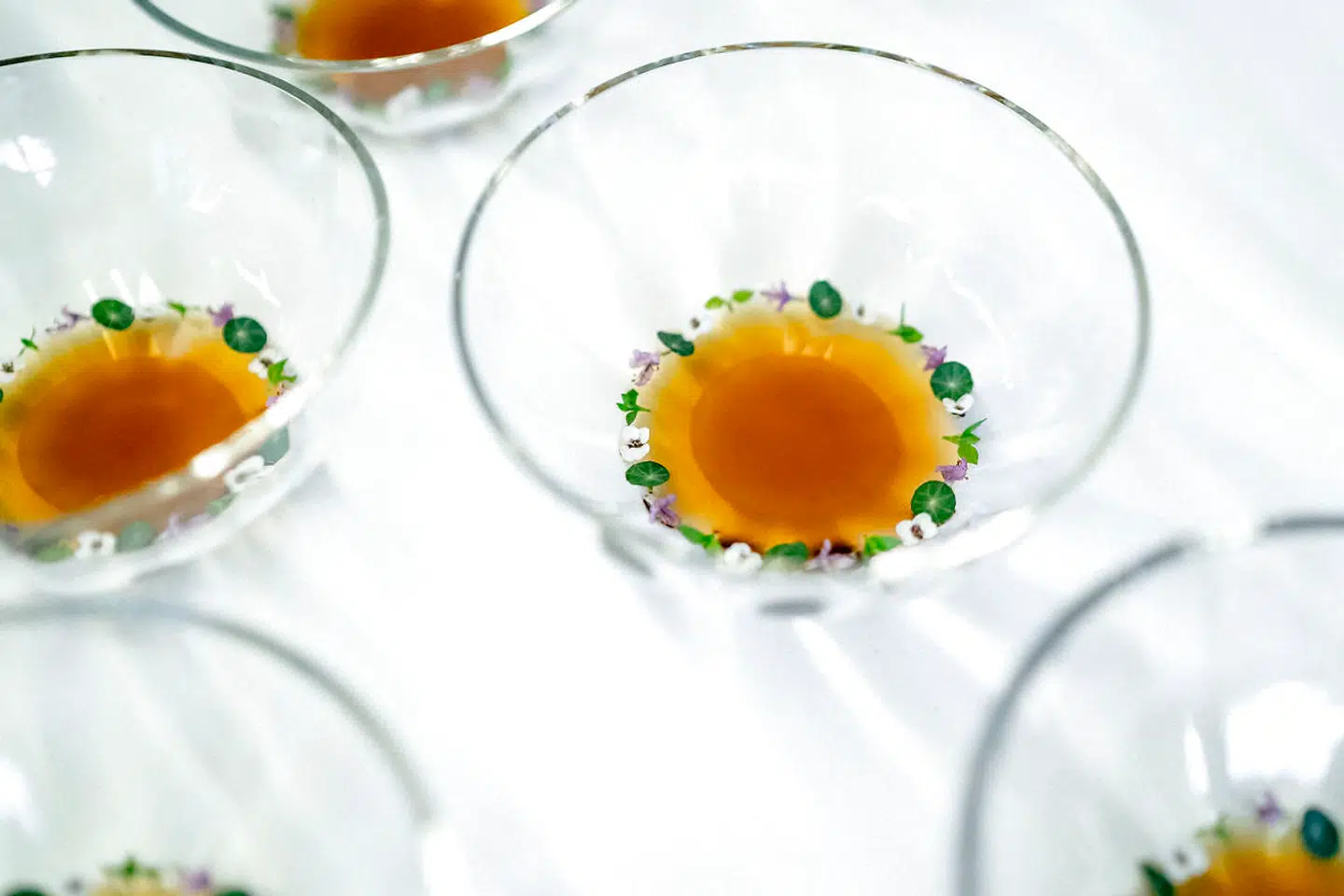 Jomfruhummeressens med marinda tomat og olivenolie.