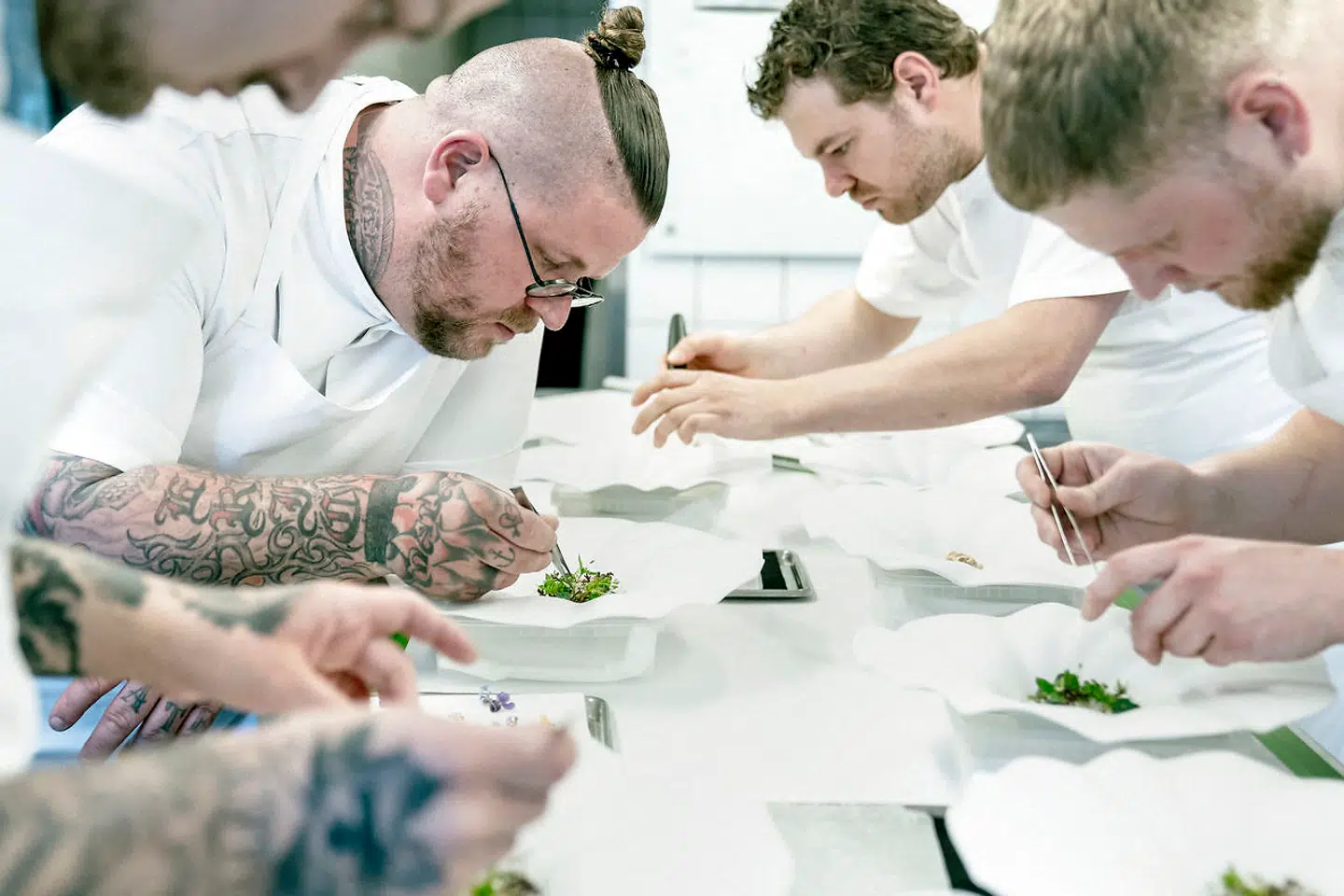 Der er pres på i køkkenet. Eric har sat en ny ret på kortet, som kræver enormt lang tid at anrette.