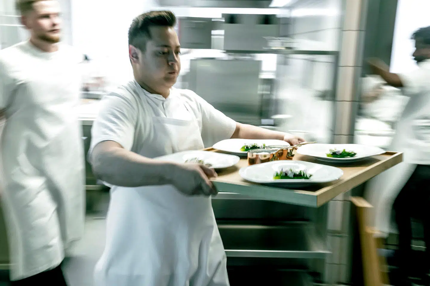 På store bakker bliver færdige retter ført ud i restauranten af kokkene selv.