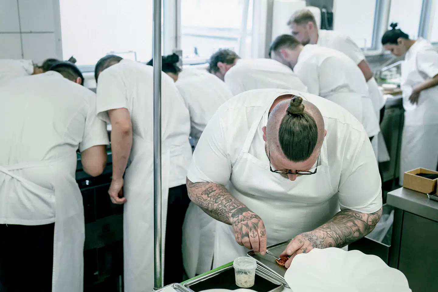 En del af aftenens gæster er kommet for tidlig, hvilket sætter køkkenet under stort pres.