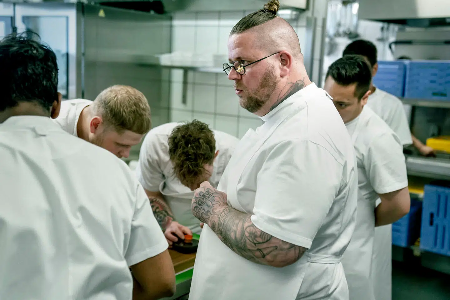 Alt skal stå kniv skarpt. Og hvis ikke det gør, er der klar besked. Tonen i køkkenet er uden filter og ingen er i tvivl, hvis de laver en fejl. Dem er der ikke plads til.