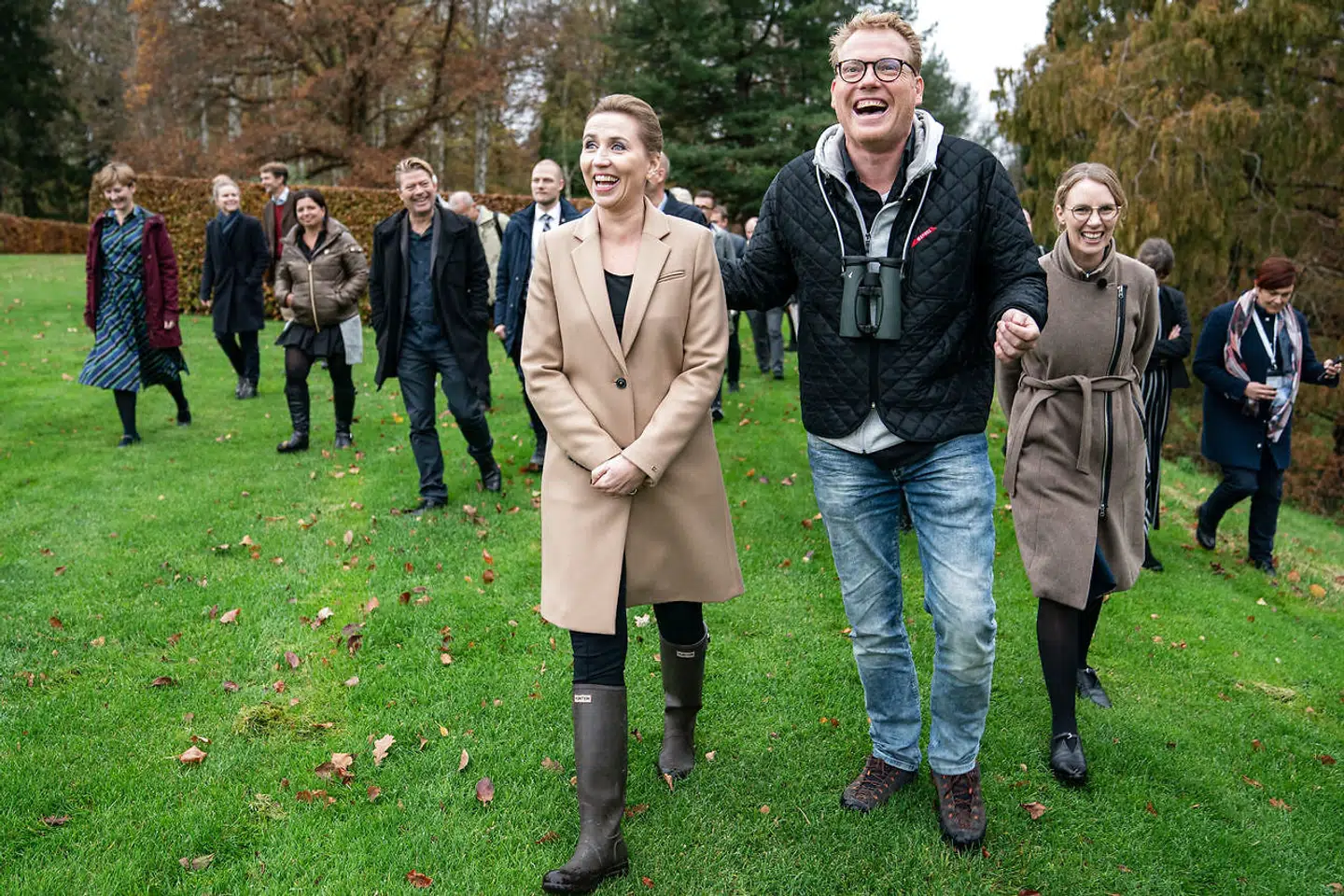 Sebastian Klein virker som naturformidler i mange sammenhænge. Her fortæller han i november 2019 statsminister Mette Frederiksen (S) og miljøminister Lea Wermelin (S) om biodiversitet i Marienborgs park. Det skete i forbindelse med en konference om netop biodiversitet.