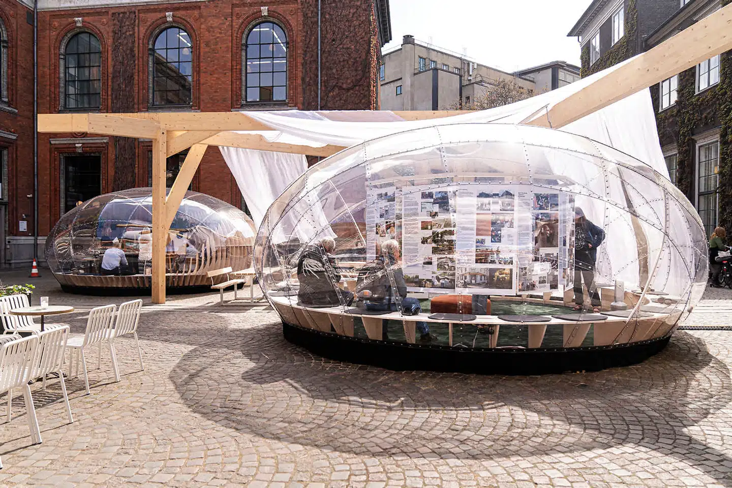 Sådan ser de ud – de to plexiglaspupper, der vil stå i Kunsthal Charlottenborgs gård de næste to måneder. Forhåbentlig vil der vokse både kunst og løsninger ud af dem inden sommer.