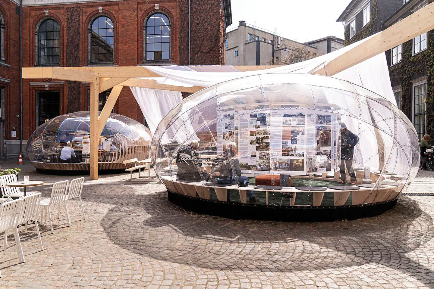 Sådan ser de ud – de to plexiglaspupper, der vil stå i Kunsthal Charlottenborgs gård de næste to måneder. Forhåbentlig vil der vokse både kunst og løsninger ud af dem inden sommer.