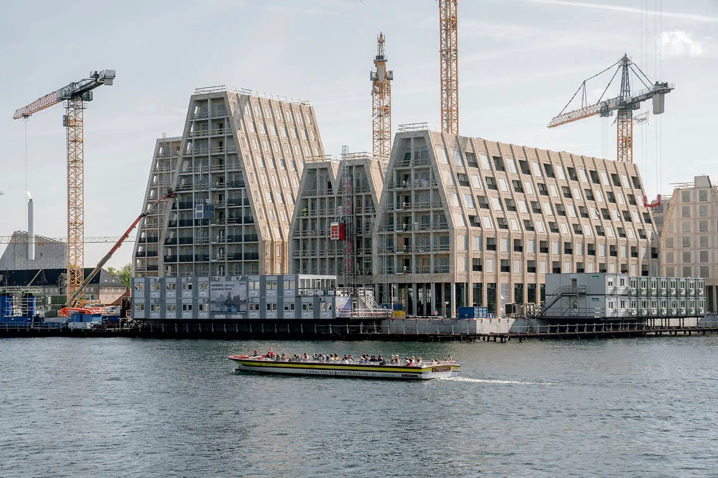 Toblerone, kransekager eller skibsskrog – referencemulighederne i COBEs projekt til Papirøens boligblokke er mange. Både farven, stofligheden og detaljeringen er speciel.