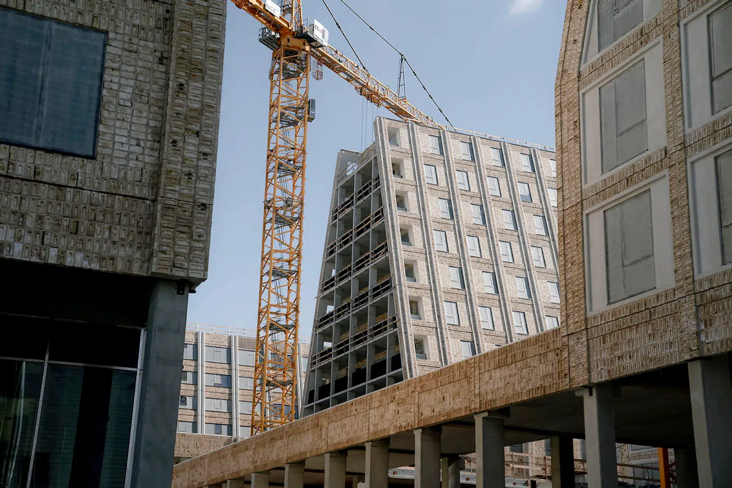 På grund af deres skrå sider virker de store blokke mindre massive, end de ville have gjort, hvis de bare gik lige op og ned.