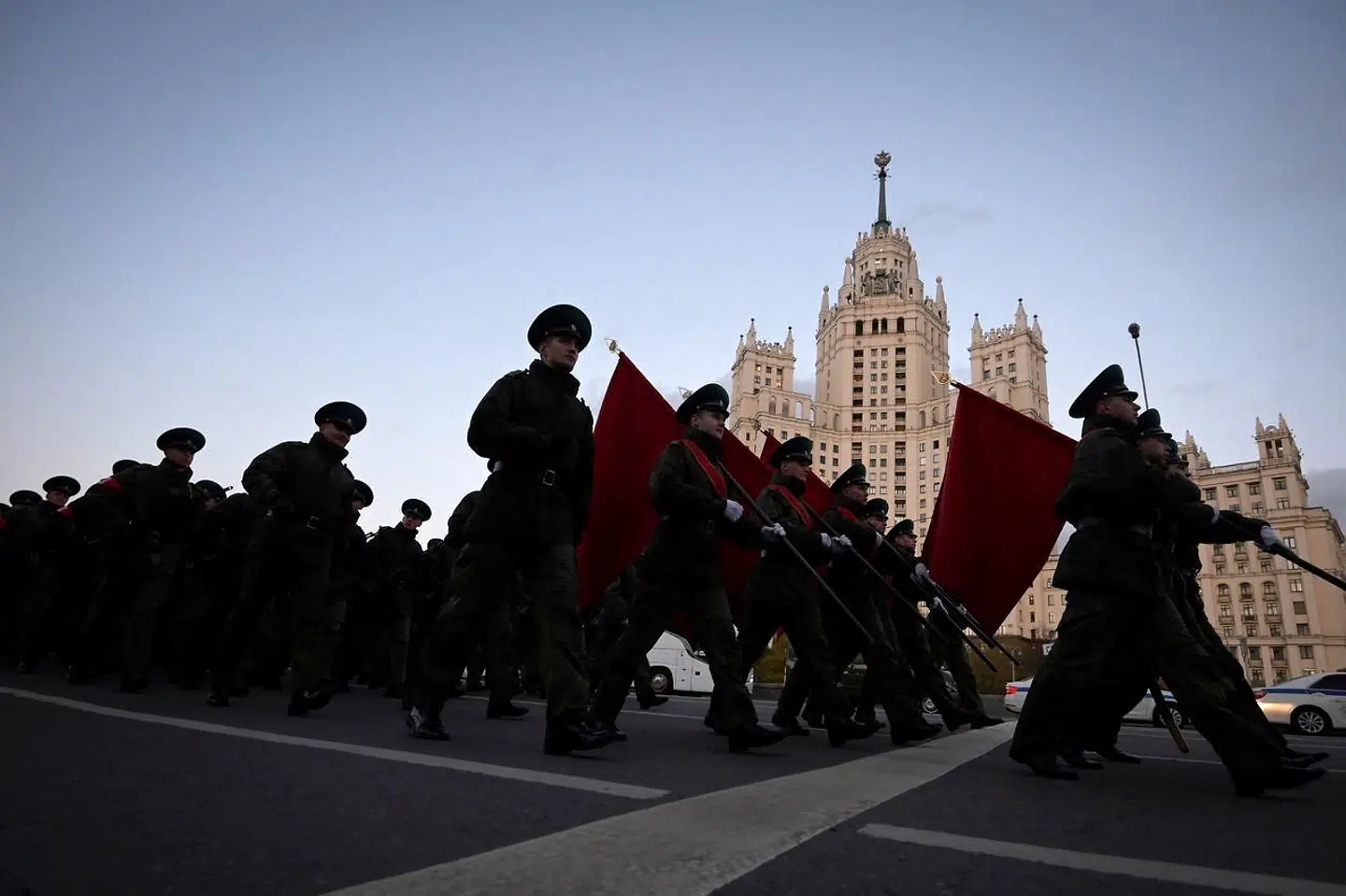 »Alligevel virker det som om, at vi ikke helt har forstået, hvad der er på spil her i Danmark. Vi fedter stadig rundt med vores forbehold og tror, at vi er en ø i historien, der kan klare sig selv (eller rettere bede amerikanerne om det, når og hvis lokummet brænder),« skriver Marlene Wind. Her ses russiske soldater øve sig til militærparaden, der skal foregå 9. maj i Moskva for at markere sejren over Nazityskland.