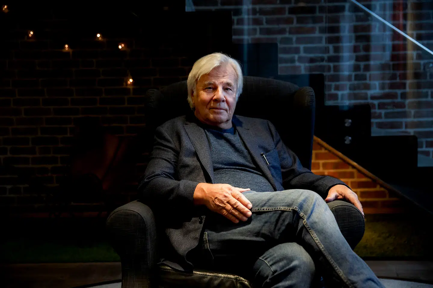 Jan Guillou (f. 1944) er journalist og en af Sveriges bedst sælgende forfattere. Han er især kendt for bogserien om agenten Carl Hamilton og for romanserien om tempelridder Arn Magnusson.