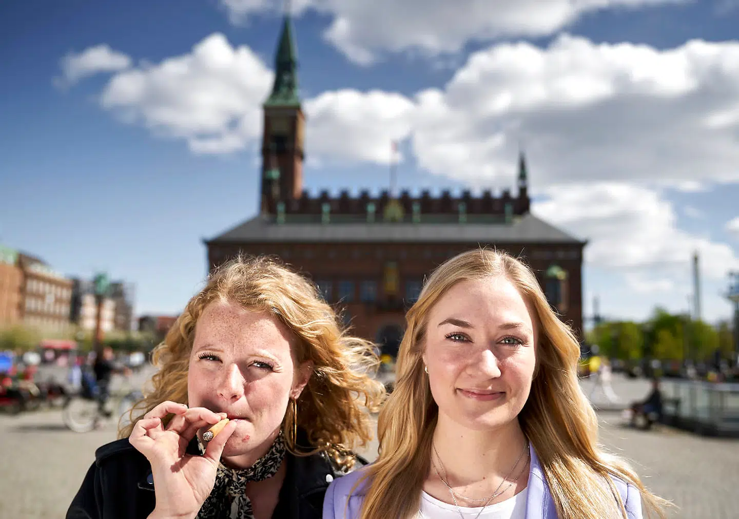 Laura Rosenvinge (S) til venstre, og Louise Theilade Thomsen (V) til højre. De ønsker begge, at legalisere cannabis i Københavns Kommune. I første omgang på en prøveordning.