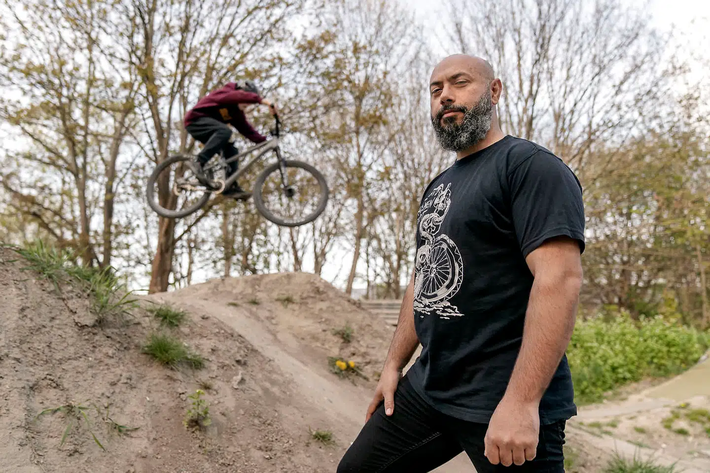 Behroz Karimi er formand for cykelklubben Holmen Dirt. Her viser han rundt på dirt jump-banen på Arsenaløen.