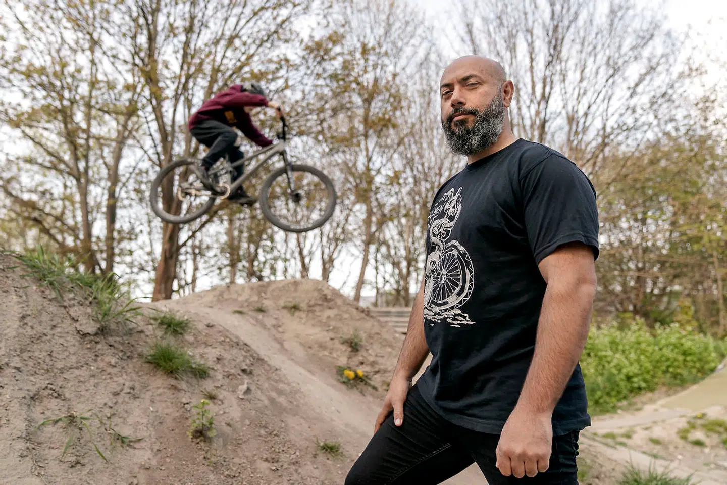 Behroz Karimi er formand for cykelklubben Holmen Dirt. Her viser han rundt på dirt jump-banen på Arsenaløen.