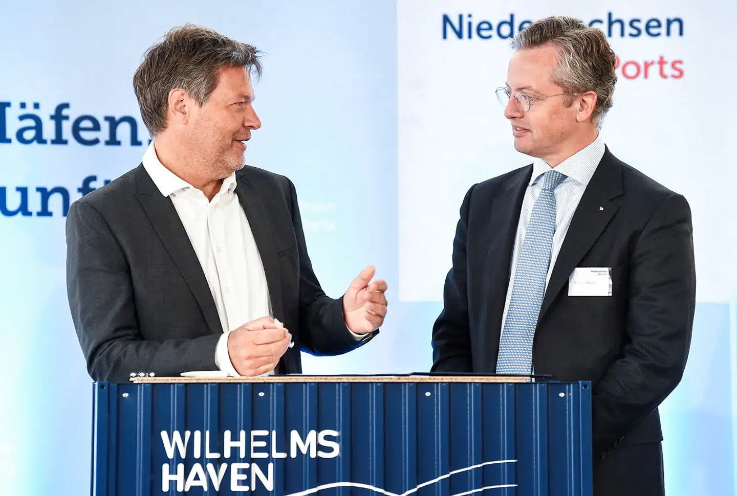 Tysklands erhvervs- og klimaminister Robert Habeck med Morten Høegh, direktør for Höegh LNG, underskriver kontrakten om norsk levering af LNG-skibe til Tyskland.