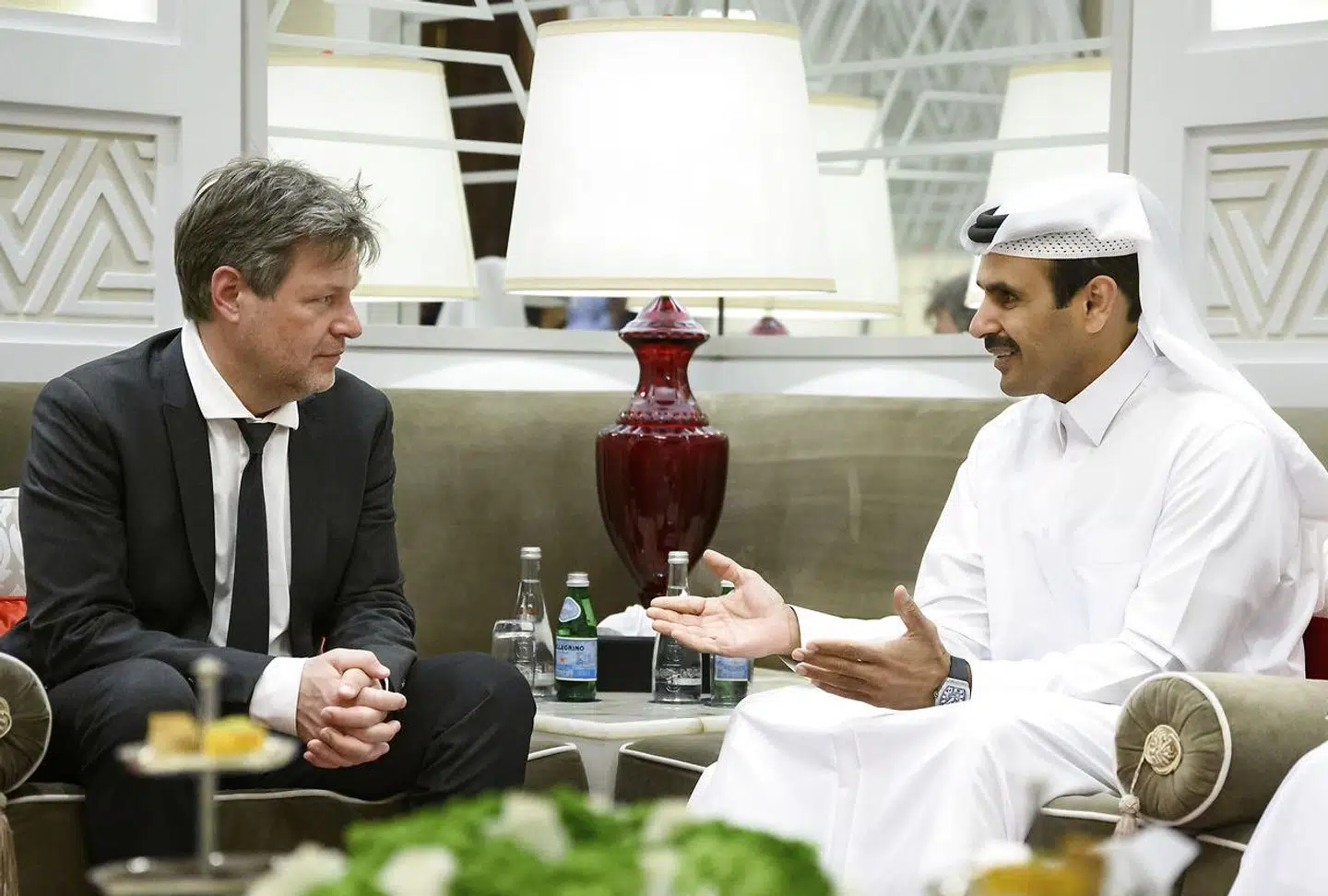 I marts besøgte den tyske erhvervs- og klimaminister Robert Habeck Qatar for at lave aftaler om leverancer af flydende naturgas. Her sidder han med Saad Sharida al-Kaabi, energiministeren i Qatar – en nation, der har været under heftig kritik fra blandt andet Tyskland for sin behandling af gæstarbejdere i forbindelse med den kommende VM-slutrunde i fodbold.